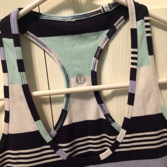 Workout top - Picture 2 of 3